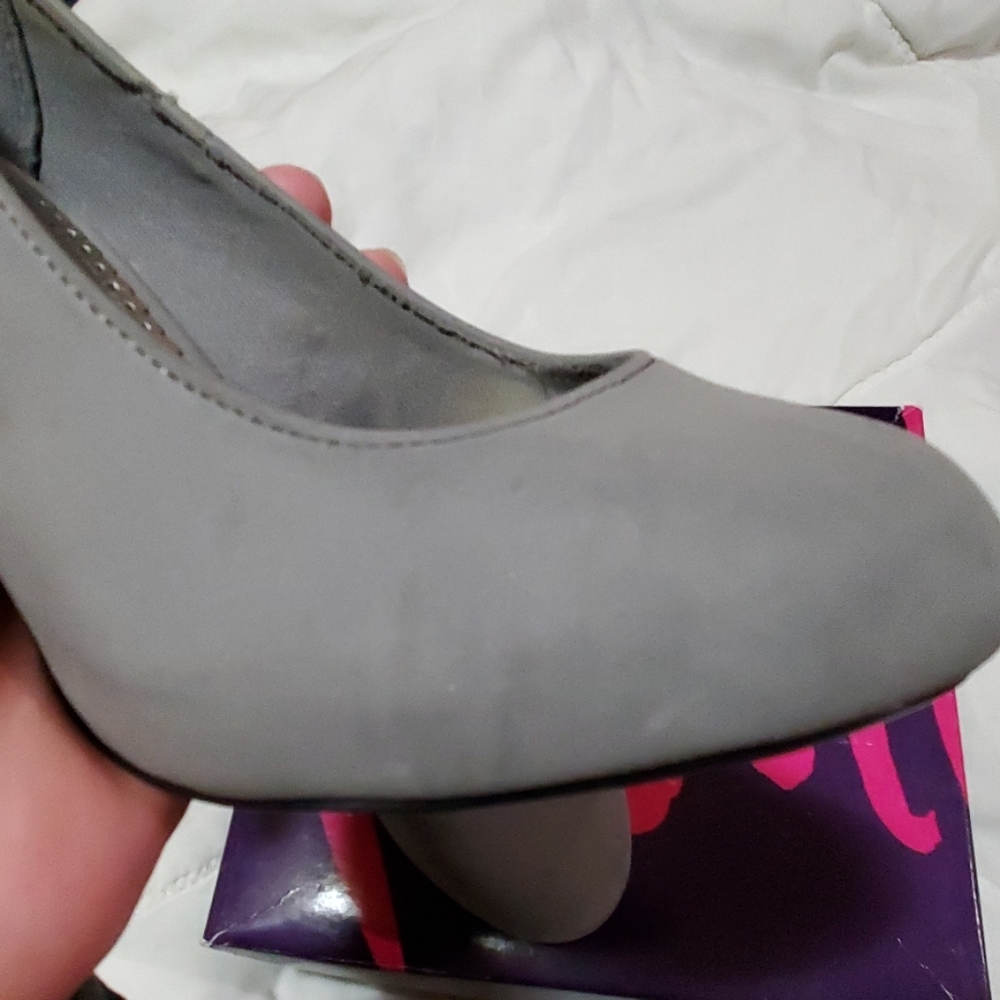 Shoes - Picture 7 of 8